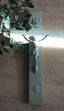 Crucifix ancien vert amande