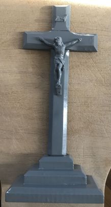 Crucifix ancien sur socle