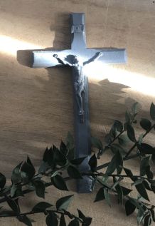 Crucifix monochrome gris 