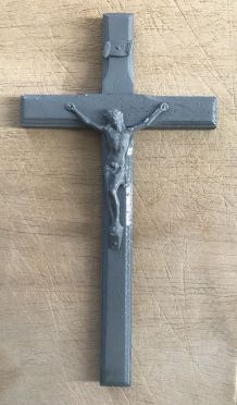 Crucifix monochrome gris 