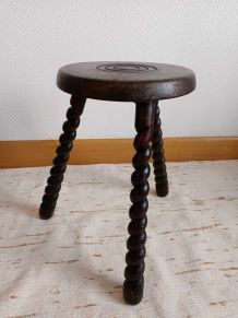 Tabouret tripode brutaliste pieds torsadés 