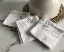 12 serviettes délicatement brodées