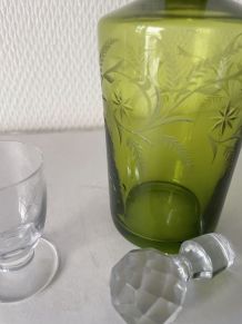 Ancien flacon en verre ciselé +verre de liqueur 