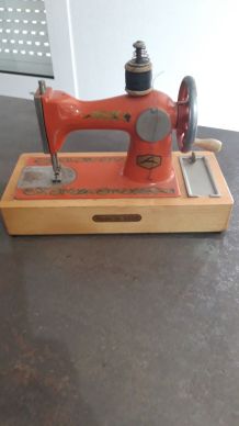 Rare et ancienne machine a coudre enfant. Made in URSS