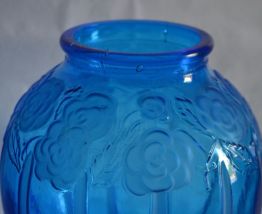 Vase en verre bleu décor fleur dépoli Art Déco