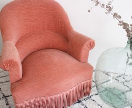 Fauteuil crapaud en velours rose poudré années 60