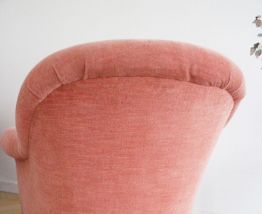 Fauteuil crapaud en velours rose poudré années 60