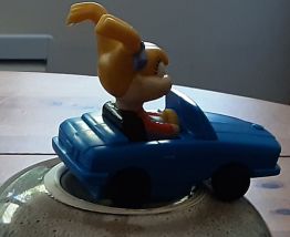 Figurine Angelica dans sa voiture bleue  