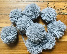 Guirlande pompons laine gris clair