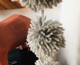 Guirlande pompons laine gris clair