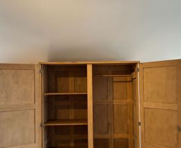 Armoire vintage en bois brut pieds compas 