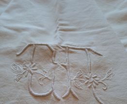 Drap ancien brodé 