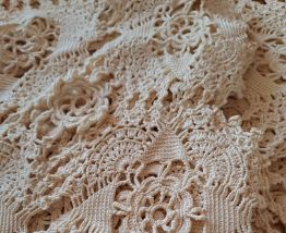 Dessus de lit vintage aux crochets 