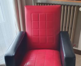 FAUTEUIL ROUGE ET NOIR VINTAGE DES ANNEES 1970  