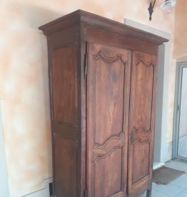 Armoire provençale en noyer fin 18ème siècle