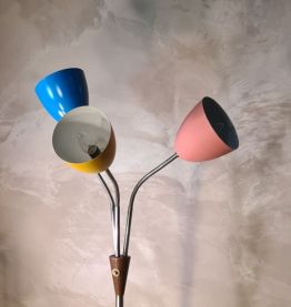 Ce lampadaire vintage est édité par l'éditeur tchèque Lidoko