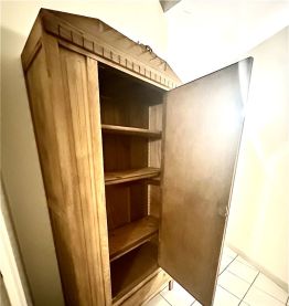 Armoire parisienne ancienne avec miroir biseauté 