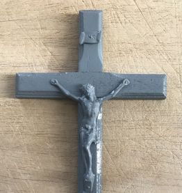 Crucifix monochrome gris 