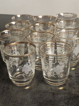 11 anciens petits verres à liqueur gravés années 50