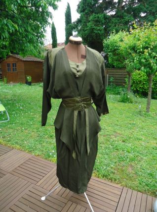 Robe verte satin épaules col V manches évasées ceinture éla