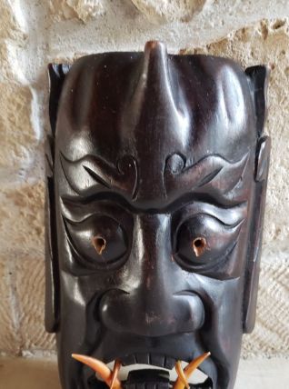 Masque vintage diable japonais en bois sculpté