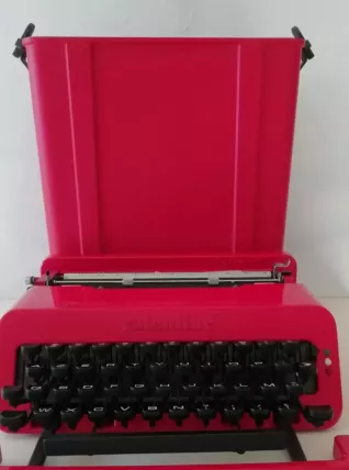 Machine à écrire manuelle VALENTINE de chez OLIVETTI. 