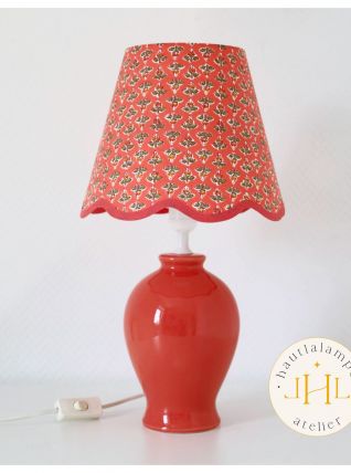 Lampe avec pied en céramique rose corail et abat-jour "scall