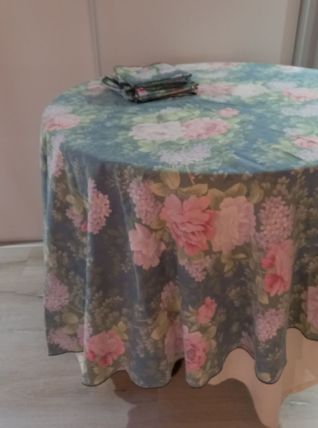 Linge de table - Nappe ronde et huit serviettes décor Fleurs