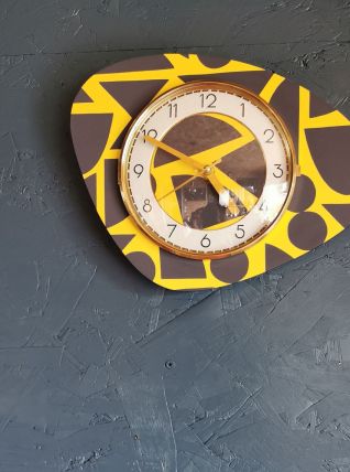 Horloge vintage pendule murale silencieuse asymétrique jaune