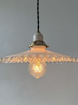 SUSPENSION ANCIENNE DENTELEE EN OPALINE VINTAGE