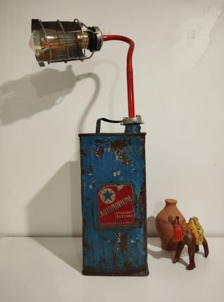 Ancien bidon de carburant vintage recyclé en lampe à poser 