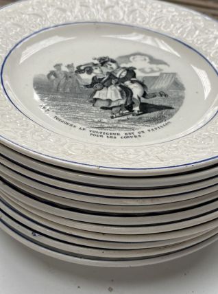 11 assiettes plates ornées de Scènes militaires. Man