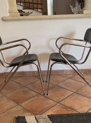 Lot de 2 chaises vintage. 1960. Pieds compas et skaï noir