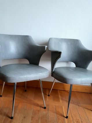 Paire de fauteuils design skaï et capitons, vers 1960 