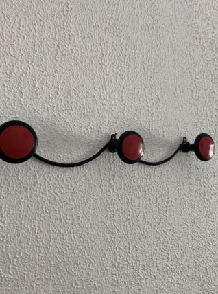 Portemanteau vintage 1960 rouge et noir 3 patères - 45 x 7 c