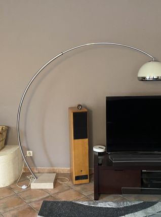 Lampadaire arc GUZZINI. 1970. Italie. Pied en marbre.