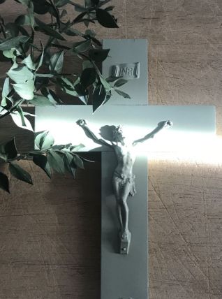 Crucifix ancien vert amande