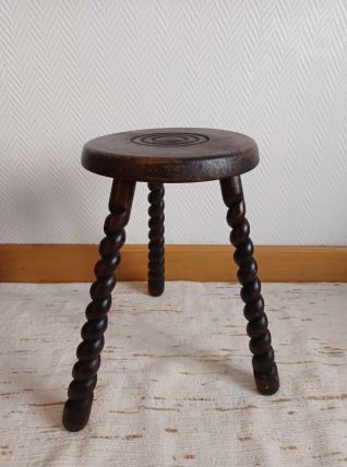 Tabouret tripode brutaliste pieds torsadés 