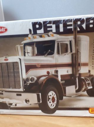 Maquette AMT Matchbox camion Peterbilt 359 1/25 avec moteur