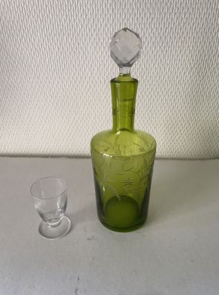 Ancien flacon en verre ciselé +verre de liqueur 