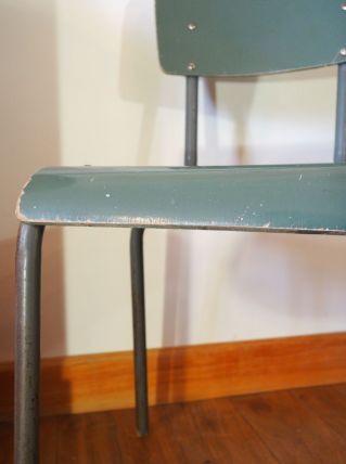 Chaise d'école, patine vert de gris