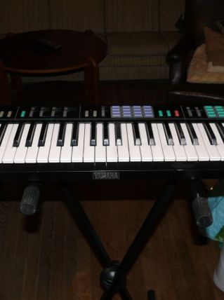 synthétiseur Yamaha, sur pied