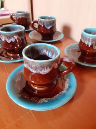 6 tasses soucoupes style Vallauris bleu marron