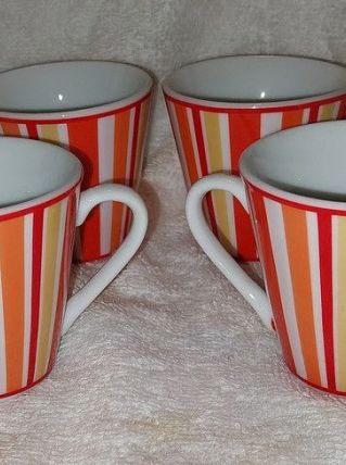 Lot de 4 belles tasses vintage série orange