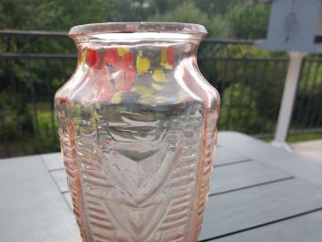 Flacon verre rose - déco vintage à la location