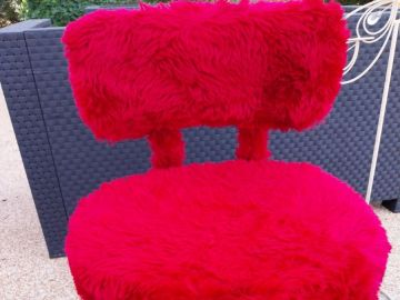 Chaise moumoute vintage avec pouf