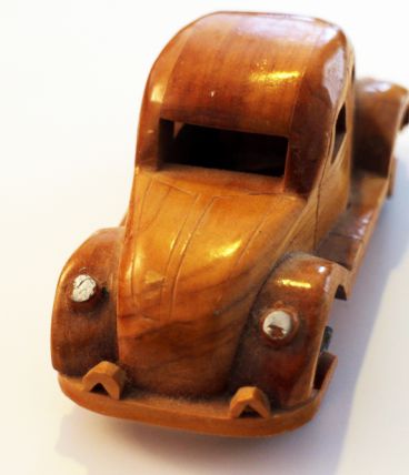 Petite voiture ancienne en bois