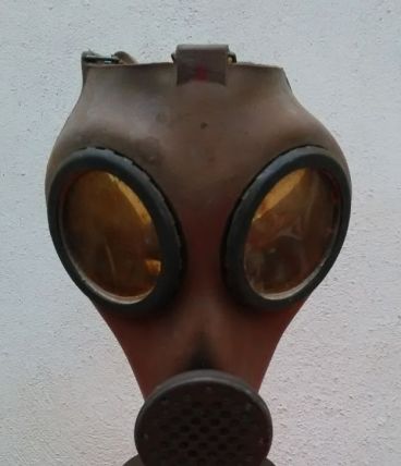 Masque à gaz et son étui en tôle (39-45)