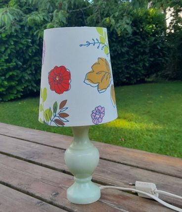 Petite lampe à poser, albâtre vert pâle et motif floral