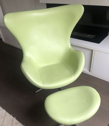 Fauteuil Egg en cuir et son ottoman 